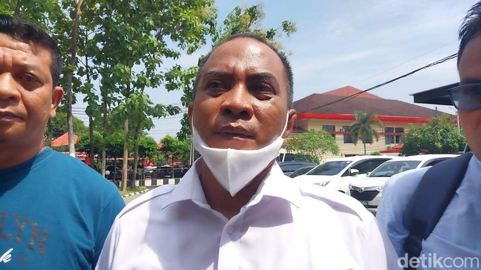 Ahmad Rosyid Hasibuan (ARH) tersangka pemalsuan tanda tangan sertifikat tanah yang dilepas usai TNI geruduk Polrestabes Medan.
