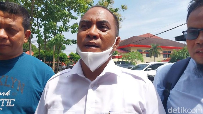 Ahmad Rosyid Hasibuan (ARH) tersangka pemalsuan tanda tangan sertifikat tanah yang dilepas usai TNI geruduk Polrestabes Medan.