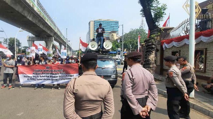 Jaringan Aktivis Anti Korupsi kembali turun ke Jalan dan meminta Bareskrim Mabes Polri untuk menuntaskan dugaan kasus korupsi di Rokan Hulu Riau.