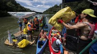 Relawan dari segala usia ikut dalam aksi membersihkan sungai Tisza dari sampah plastik.  
