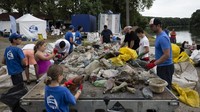 Sampah plastik kemudian dipilah untuk di daur ulang.  