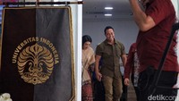Mantan panglima TNI itu juga menebar senyuman saat tiba di kampus UI Salemba, Jakarta Pusat.  