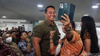 Andika juga jadi rebutan foto bersama peserta kuliah umum.  