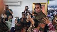 Andika berdialog dengan peserta sebelum memberikan kuliah umum.