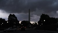Penyebaran badai sangat besar, dengan peringatan dan peringatan tornado dipasang di 10 negara bagian dari Tennessee hingga New York. Layanan Cuaca Nasional mengatakan lebih dari 29,5 juta orang berada di bawah pengawasan tornado pada Senin sore waktu setempat. AP/Jacquelyn Martin  
