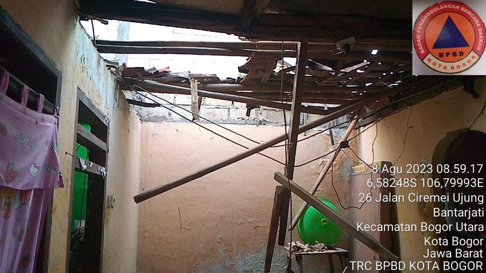 Atap rumah di Bogor ambruk (dok istimewa)
