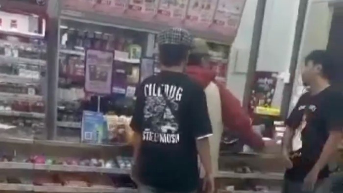 Atlet MMA Rudy Agustian alias Rudy Golden Boy buka suara terkait insiden adu jotos dengan 2 pria di sebuah minimarket di Tangerang (tangkapan layar video viral)