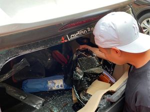 Tolong! Baim Wong Kemalingan, Kaca Belakang Mobil Dipecahkan