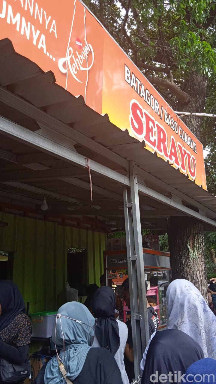 Slurrp! Hangat Lezat Bakso Cuanki Viral yang Antreannya Mengular