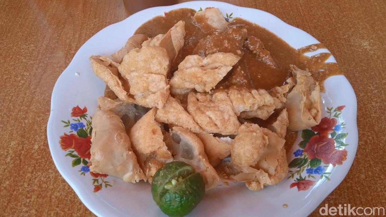 Slurrp! Hangat Lezat Bakso Cuanki Viral yang Antreannya Mengular