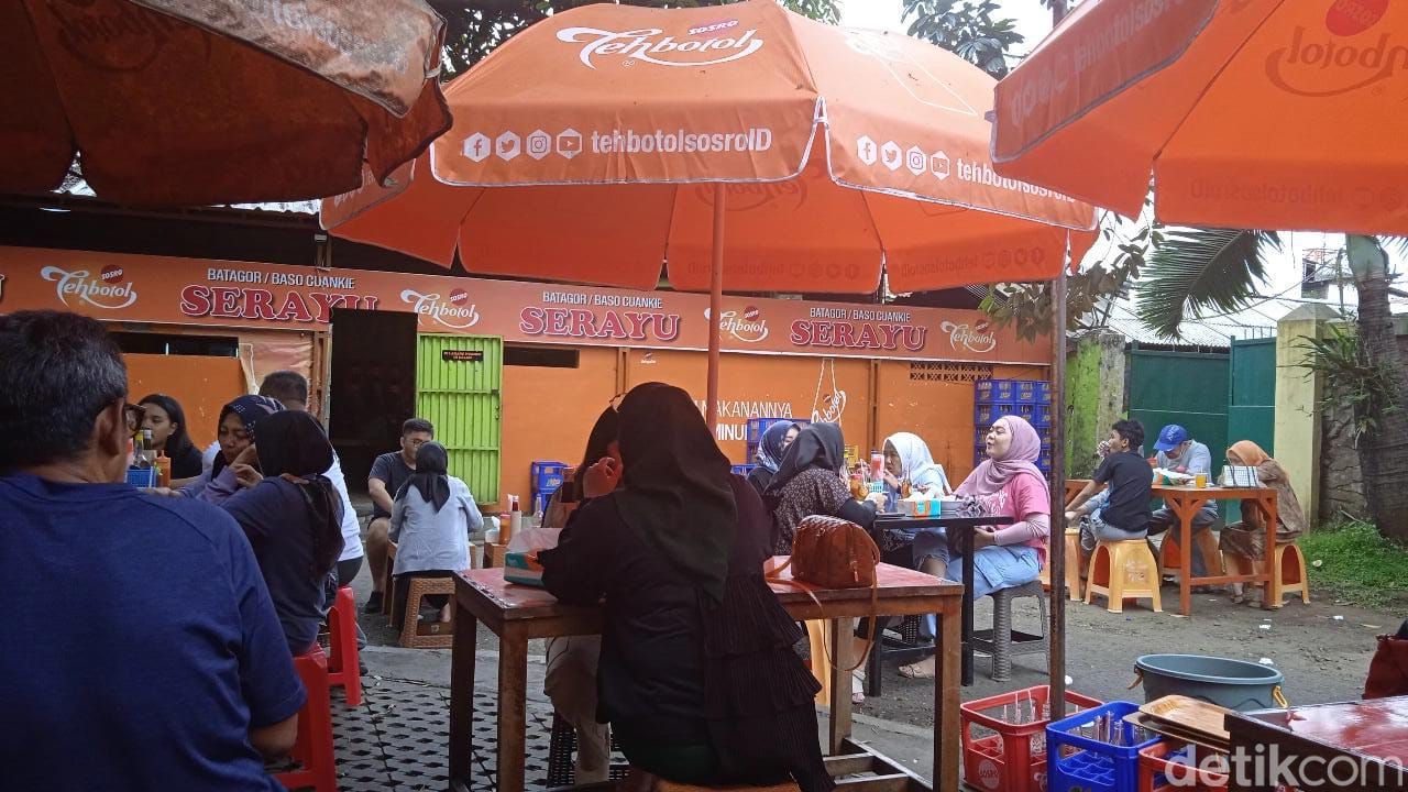 Slurrp! Hangat Lezat Bakso Cuanki Viral yang Antreannya Mengular