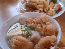 Slurrp! Hangat Lezat Bakso Cuanki Viral yang Antreannya Mengular