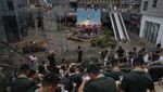 Banjir di China Surut, Warga Bersih-bersih Toko