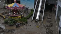 Tumpukan lumpur terlihat di sebuah pusat komersil di Mentougou usai banjir surut.  
