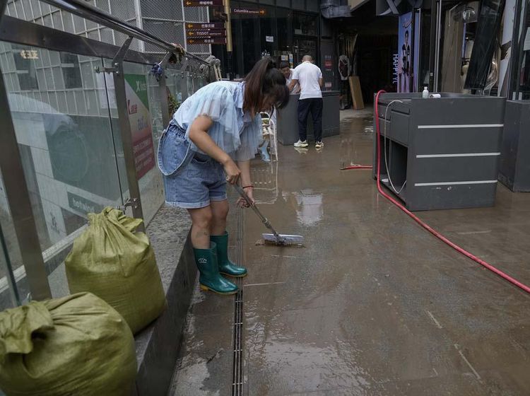 Banjir di China Surut, Warga Bersih-bersih Toko