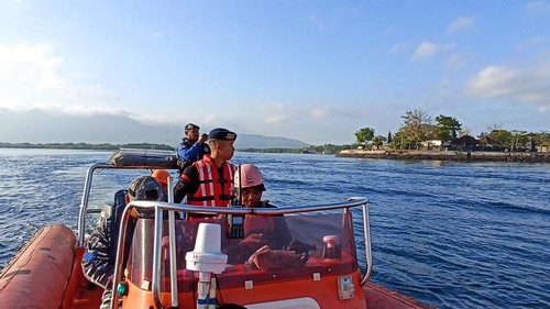 Basarnas Bali mencari penumpang KMP Pratitha yang lompat ke Selat Bali, Selasa (8/8/2023).