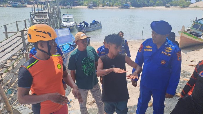 Nelayan cumi yang selamat, Dika sedang menjelaskan peristiwa laka laut yang dialami dengan rekannya, Hasan.