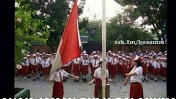 Rasanya ada yang kurang ketika bendera udah duluan naik padahal lagu Indonesia Raya belum selesai dinyanyikan. Foto: Instagram/boaamm
