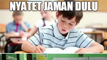 Zaman sekarang kalau catat pelajaran tinggal dijepret aja pakai kamera. Foto: Twitter/txtdaripelajar
