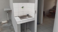 Rumah tersebut memiliki 1 ruang tamu dan dua kamar tidur. Ukuran dua kamar ini berbeda di mana salah satunya tampak lebih kecil. Lalu, memiliki satu kamar mandi di mana bentuk klosetnya merupakan kloset jongkok. Bagian dapur masih kosong, hanya tampak wastafel sederhana.Foto: Achmad Dwi Afriyadi/detikcom