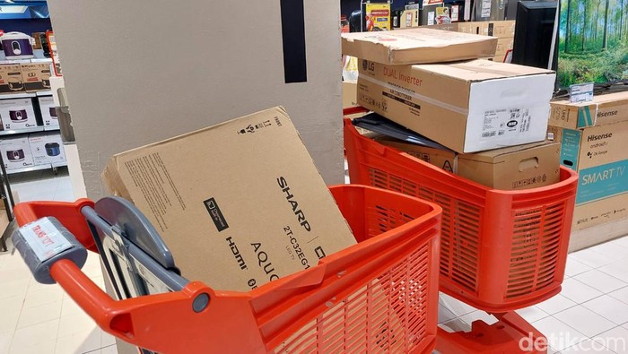 Belanja di Transmart Full Day Sale, Pengunjung Incar Beli TV
