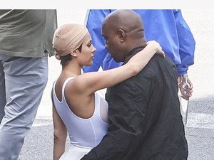 Istri Kanye West Bianca Censori Jalan-jalan Nyaris Tanpa Busana, Ortunya Stres