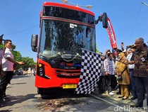 Resmikan BRT Trans Jateng Wonogiri-Solo, Ganjar: Petugas Ojo Lali Adus!