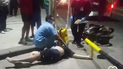 Seorang bule terkapar setelah kecelakaan di Kuta, Selasa dini hari (8/8/2023).