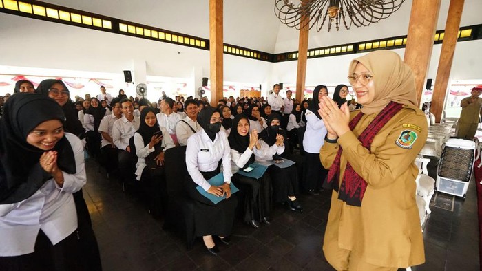 Bupati Banyuwangi Ipuk saat penyerahan SK guru PPPK