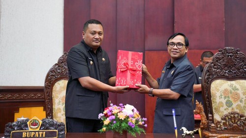 Bupati Gianyar I Made Mahayastra kembali menyampaikan pengantar Rancangan Anggaran Pendapatan dan Belanja Daerah (APBD) Kabupaten Gianyar Tahun Anggaran 2023 kepada DPRD Gianyar, Selasa (8/8/2023). (Foto: Istimewa)
