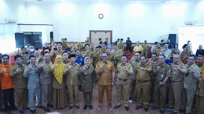 Bupati Serang Ratu Tatu Chasanah dan Wali Kota Cilegon Helldy Agustian melakukan penandatanganan kesepakatan bersama (MoU) untuk meningkatkan potensi daerah dan pelayanan kepada masyarakat, Selasa (1/8).