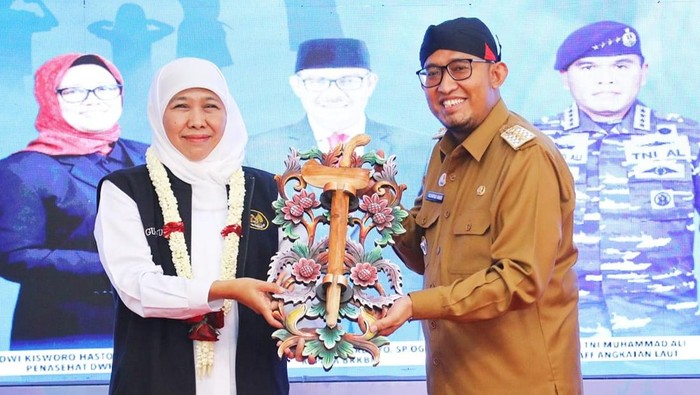 Bupati Sumenep Achmad Fauzi dengan Khofifah Indar Parawansa