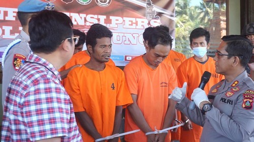 Buruh harian asal Jember, Jawa Timur itu memakai baju tahanan nomor 4, menuturkan penjualan pil koplo ke Bali, Selasa (8/8/2023). (Agus Eka/detikBali)