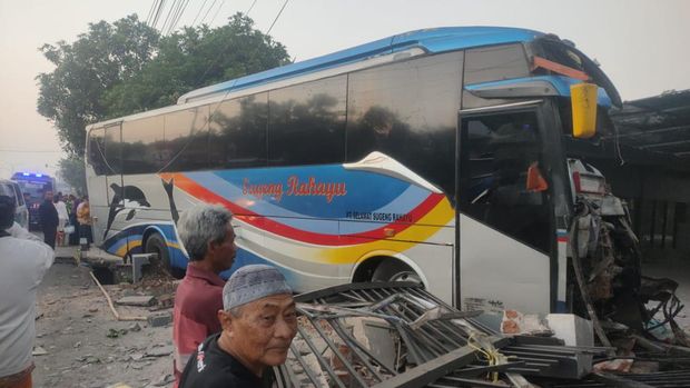 Bus Sugeng Rahayu tabrak bangunan di Jombang