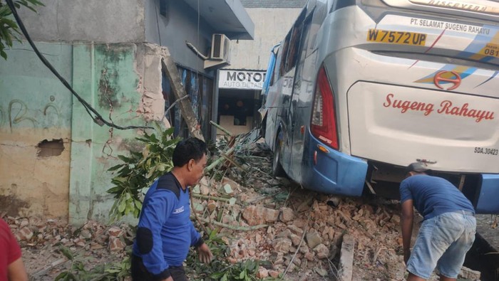 Bus Sugeng Rahayu tabrak bangunan di Jombang