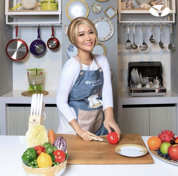 Cantiknya Inul Daratista Saat Masak Bareng Suami dan Makan di Restoran Cantiknya Inul Daratista Saat Masak Bareng Suami dan Makan di Restoran