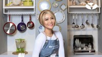 Inul Daratista pun akhir-akhir ini sering membagikan momen saat masak. Begini pose cantiknya saat hendak masak di dapur. Foto: Instagram @inul.d