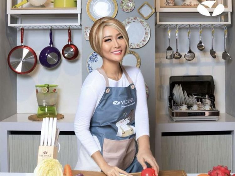 Cantiknya Inul Daratista Saat Masak Bareng Suami dan Makan di Restoran