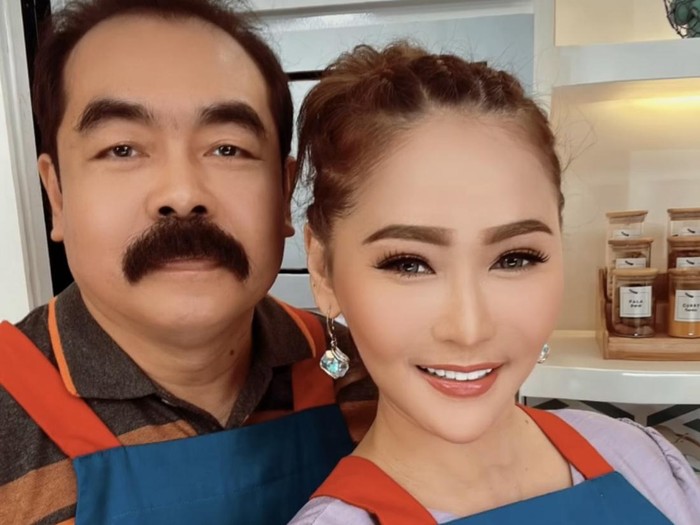 Cantiknya Inul Daratista Saat Masak Bareng Suami dan Makan di Restoran