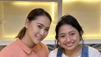 Selain masak bersama Adam Suseno, wanita kelahiran 1979 itu juga pernah masak bersama chef Lisa. Mereka terlihat memasak pasta creamy nih. Foto: Instagram @inul.d