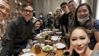 Sebelum mulai konser, penyanyi berusia 44 tahun itu makan dulu bersama para crew. Mereka pun makan di sebuah restoran Indonesia. Foto: Instagram @inul.d