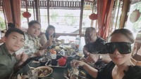 Seru! Kali ini penyanyi dangdut legendaris itu sedang makan sop di sebuah warung. Dengan kacamata hitam, Inul tak lupa berpose dan mengabadikan momen. Foto: Instagram @inul.d