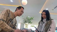 Pengguna dompet digital Alipay bertransaksi di merchant mitra CIMB Niaga di Jakarta, Selasa (8/8/2023).  