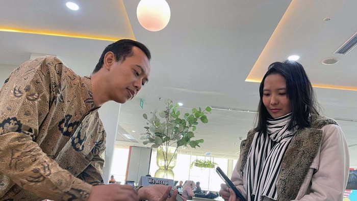 CIMB Niaga memfasilitasi transaksi pembayaran antarnegara (cross-border) bagi Warga Negara Asing (WNA) yang sedang berada di Indonesia.