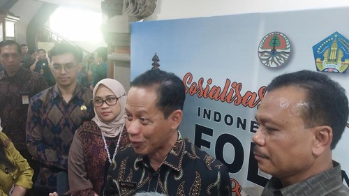Direktur Jenderal (Dirjen) Planologi Kehutanan dan Tata Lingkungan KLHK Hanif Faisol Nurofiq (kiri) dan Sekda Provinsi Bali Made Dewa Indra (kanan) saat ditemui awak media seusai acara Sosialisasi FOLU Net Sink 2030 untuk mencapai target Net Zero Emission 2060 di Kantor Gubernur Bali, Selasa (8/8/2023). (Rizki Setyo Samudero)