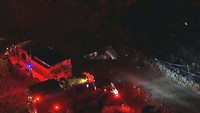 Kedua helikopter itu lalu bertabrakan di udara, kata kepala Cal Fire Wilayah Selatan David Fulcher. Satu helikopter dapat mendarat dengan aman di dekatnya, tanpa ada laporan cedera di antara dua orang di dalamnya. Namun helikopter kedua menabrak lereng dan terjatuh dan menewaskan 3 orang di dalamnya.  
