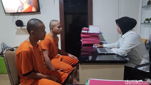 Dua tersangka prostitusi online jual pacar sendiri via MiChat di Malang.