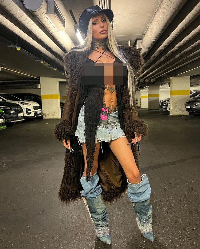 Karena itu, Elisa sangat berhati-hati ketika memilih pasangna Itulah mengapa aku punya masalah dengan kepercayaan karena orang-orang yang sudah berpasangan masih menghubungiku. Aku pikir aku hanya terlalu pemilih. Aku ingin pria yang seperti rockstar tapi mereka sulit ditemukan, ujar Elisa. Foto: Instagram