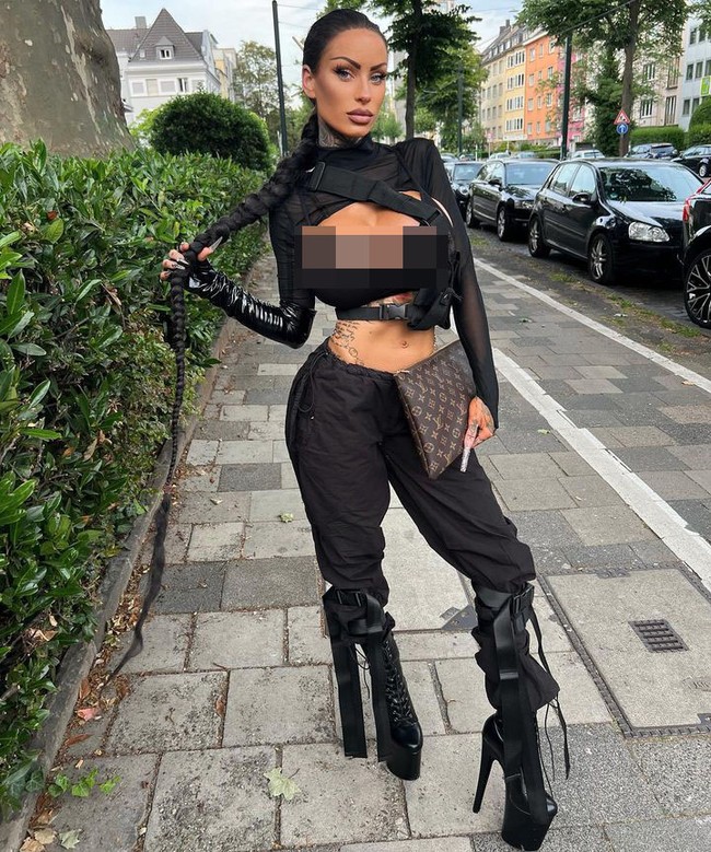 Keinginan untuk operasi plastik juga karena masa lalunya. Sebelumnya ia pernah mengalami kekerasan selama bertahun-tahun yang hampir membuatnya terpikir bunuh diri dan bergulat dengan kesehatan mental. Foto: Instagram