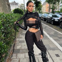 Keinginan untuk operasi plastik juga karena masa lalunya. Sebelumnya ia pernah mengalami kekerasan selama bertahun-tahun yang hampir membuatnya terpikir bunuh diri dan bergulat dengan kesehatan mental. Foto: Instagram